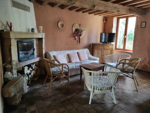 G�te Renaison, 4 Pi�ces, 6 Personnes - Fr-1-496-257