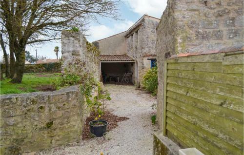 Amazing Home In Saint-jean-d'angle With Wifi And 2 Bedrooms