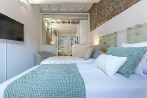 Ferrara Mayr White Apartment