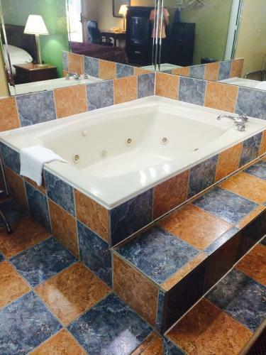 Motel Travelers Inn & Suites