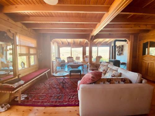 Artistic & Luxurious Villa Yasmincita