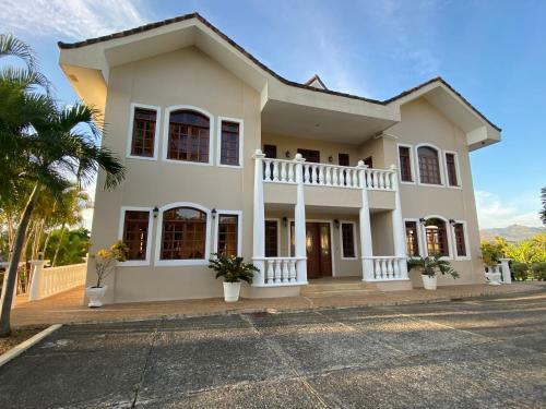 The Palms Villa Estate/ 32 Miles From Beach.