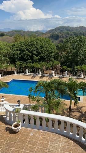 The Palms Villa Estate/ 32 Miles From Beach.