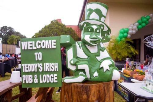 Apartamento Teddy?s Irish Pub & Lodge
