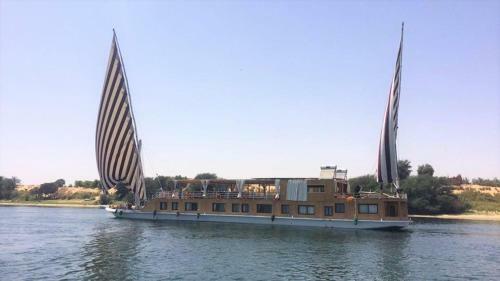 Hypathia. Luxury Dahabiya Nile Cruise