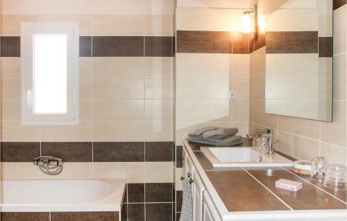 Five-bedroom Holiday Home In Cairanne