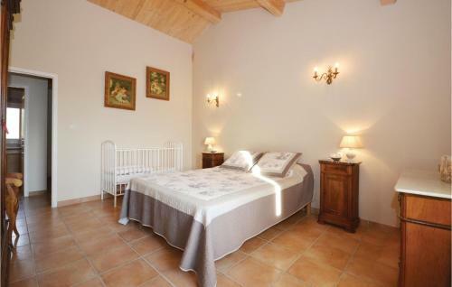 Five-bedroom Holiday Home In Cairanne