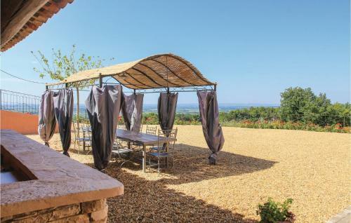 Five-bedroom Holiday Home In Cairanne