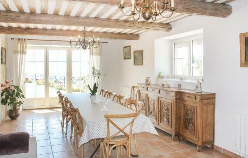 Five-bedroom Holiday Home In Cairanne