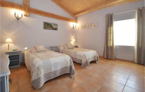 Five-bedroom Holiday Home In Cairanne