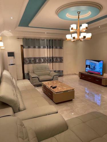 Une Villa de Trois Chambres Avec Piscine Et Jardin
