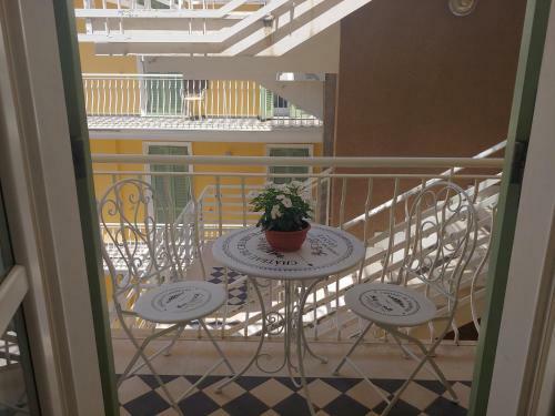 Bed & Breakfast Tiny Room