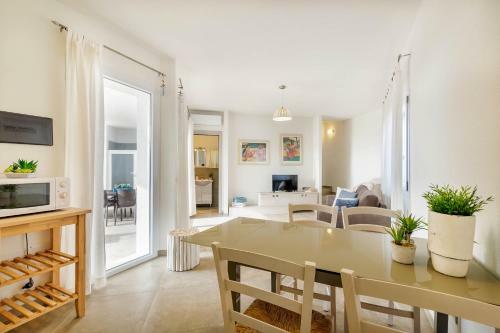 Caneis Apartments