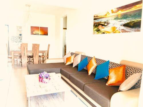 Luxury Westwood Apartment+pool