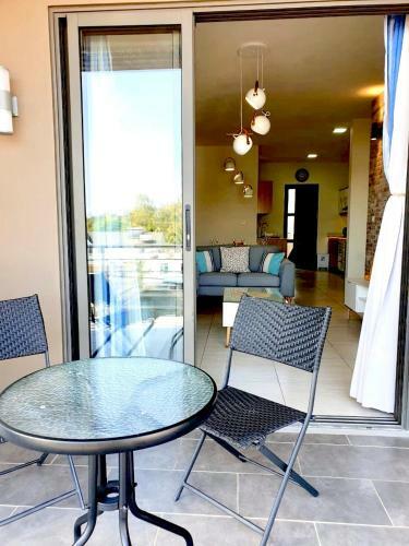 Luxury Westwood Apartment+pool