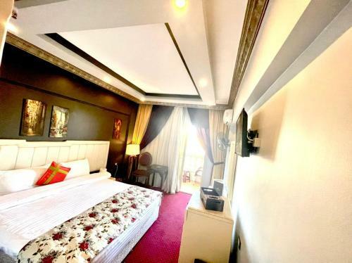 Omar Elkhaiam Hotel