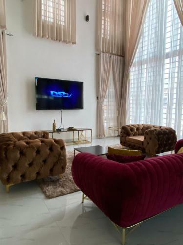 Sim's Luxury 3 Bedroom Townhome