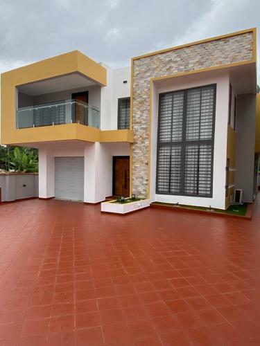 Sim's Luxury 3 Bedroom Townhome