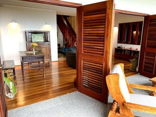 Hilltop South - Villa Bougainville