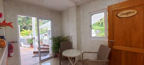 Le Chant de Merle Studios And Apartments