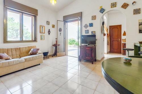 Villa With Panoramic Courtyard And Private Parking