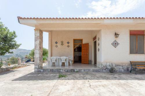 Villa With Panoramic Courtyard And Private Parking