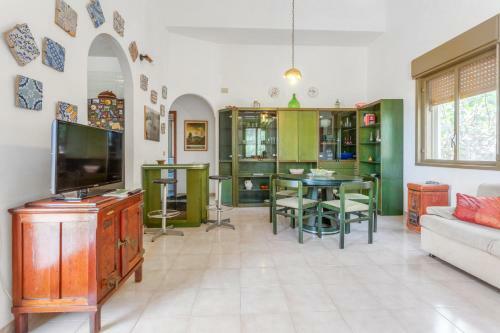 Villa With Panoramic Courtyard And Private Parking