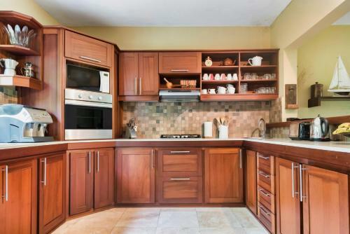 Villa Vakoa - Tranquil Villa With Lush Gardens