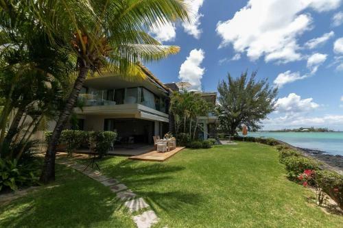 Amaranth Iii: 3 Bedroom Beachfront Apartment With Rooftop Pool