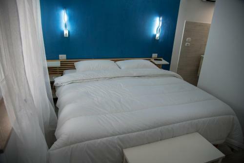 Hostal Vistamare Village