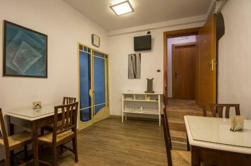 Hostal Piazza Paradiso Accommodation