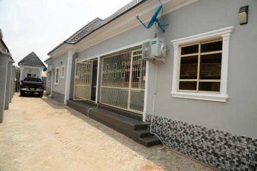 1m Apartments And Suites