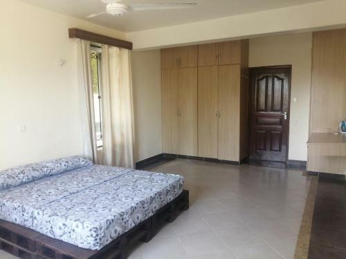 Quiet Spacious Room With An Ocean Breeze Shanzu