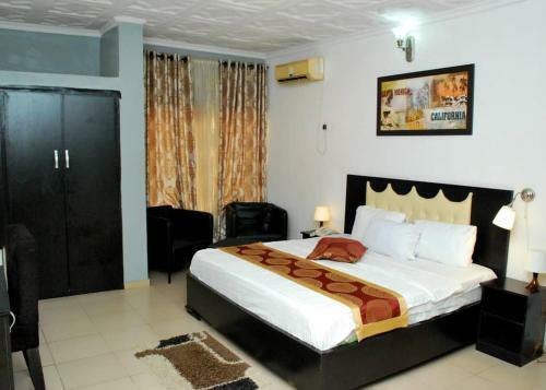 Palais Royale Hotel & Suites