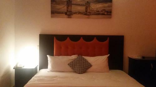Palais Royale Hotel & Suites