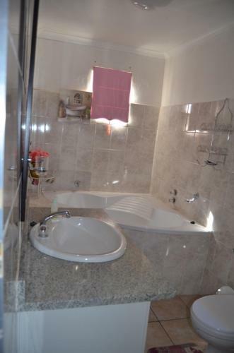 Hostal Sondela Bed & Breakfast