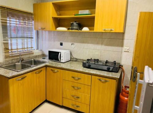 3 Bedrooms Service Apartment For Shortlet