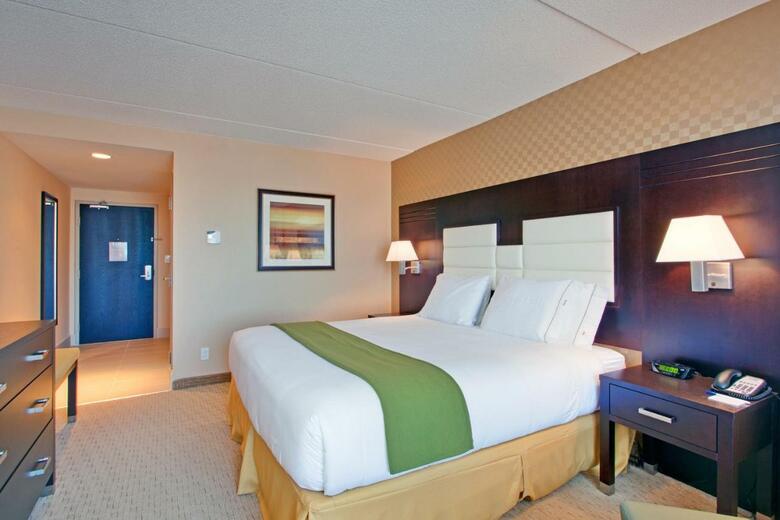 Holiday Inn Express Hotel & Suites Ottawa West-nepean