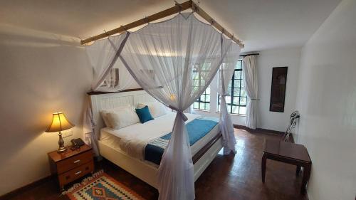 Peaceful, Spacious, Open-plan 2br Apartment Set In Large Mature Garden.