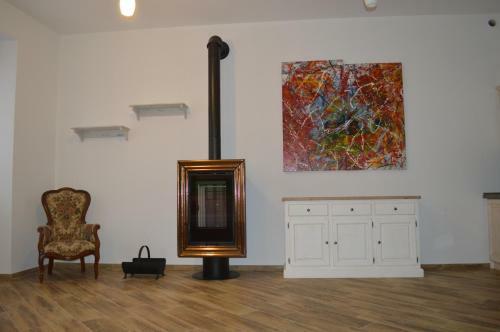 Parravicini Red Flower Apartment