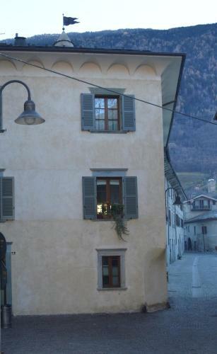 Parravicini Red Flower Apartment