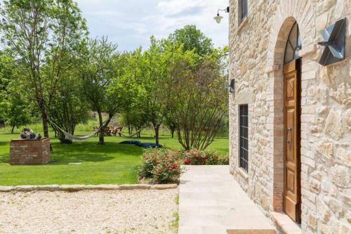 Iflat Stones & Grass Villa With Jacuzzi Neartodi