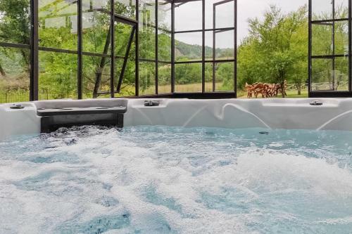 Iflat Stones & Grass Villa With Jacuzzi Neartodi