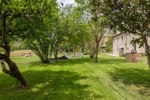 Iflat Stones & Grass Villa With Jacuzzi Neartodi