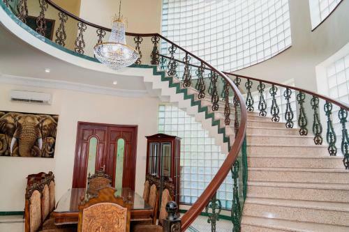 Luxurious Mini-mansion Villa Adjacent To The Beach