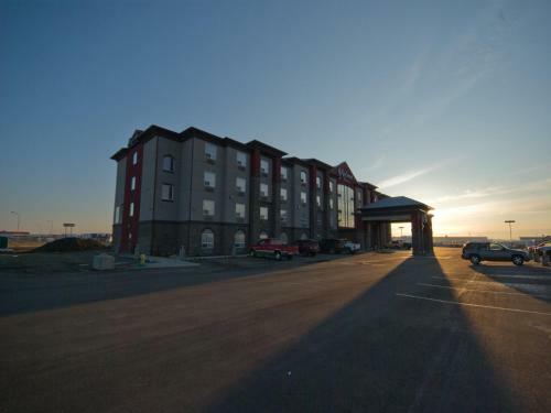 Hotel Redwood Inn & Suites