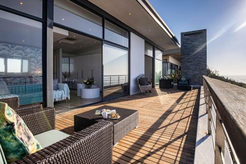 Dolphin Coast Yolo Spaces - Beach House Villa