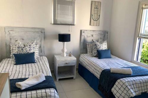 42 Thira - Beautiful Beach Apartment