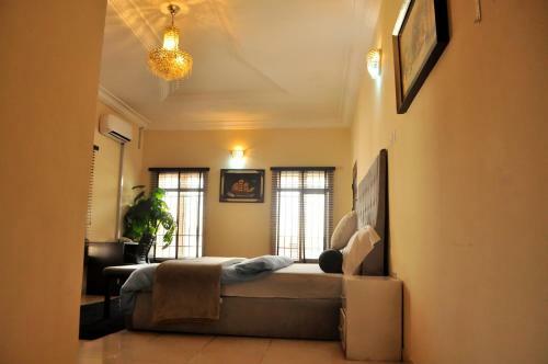Hotel J Gibson Suites