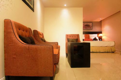 Oakspring Hotel & Luxury Suites